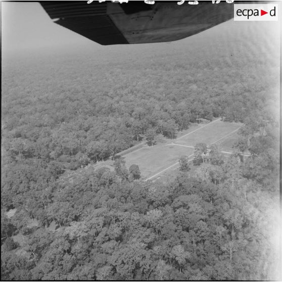 Vue aérienne d'un temple entouré de forêt dans la région d'Angkor Thom.
