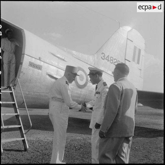 1 à 7 Arrivée du général Jacquot à l'aérodrome de Pochentong. Il est accueilli  par le prince Sirik Matak. [description provisoire]