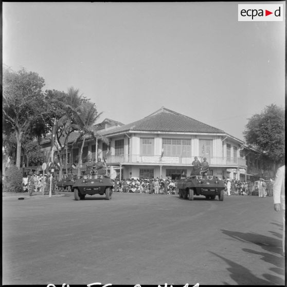 11 Défilé de chars LT (Light Tank) M3 Stuart qui suivent les serviteurs du palais royal. [description provisoire]