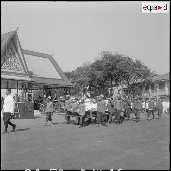 16 à 25 Défilé des délégations de dignitaires et de fonctionnaires de la cour, puis des Chinois et Viêtnamiens. [description provisoire]