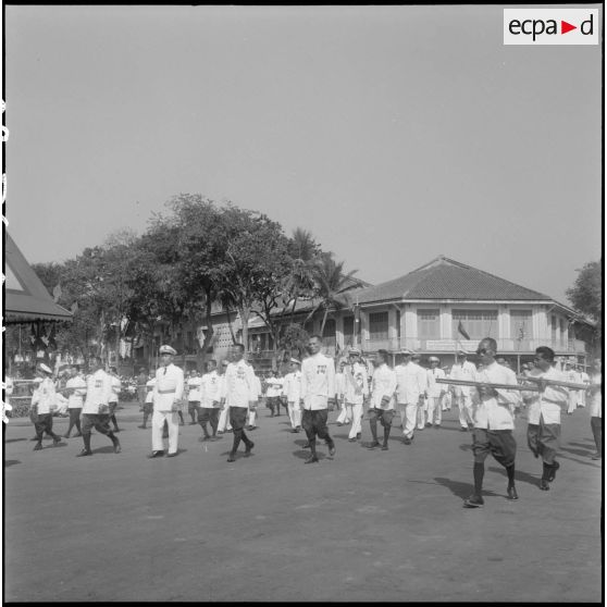 Couronnement du roi Suramarit et de la reine Kossamak du Cambodge à Phnom Penh : défilé des délégations de fonctionnaires et de dignitaires de la cour. [description provisoire]