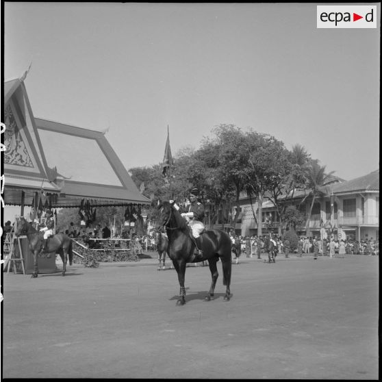 19 à 21 Défilé de la Garde royale à cheval. [description provisoire]