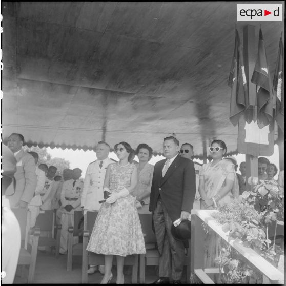 44 La tribune officielle : le roi et la reine du Cambodge entourés des autorités civiles et militaires. [description provisoire]