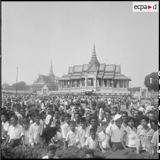 52 Plan d'ensemble de la foule aux abords du palais royal. [description provisoire]