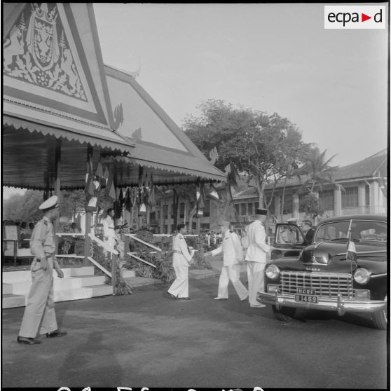 8 Le général Jacquot sort de sa voiture à proximité de la tribune officielle où il assistera à la procession royale. [description provisoire]