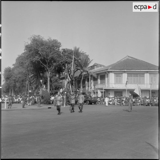 9 à 10 Les serviteurs du palais, portant des étendards et précèdant le cortège royal, passent devant la tribune. [description provisoire]