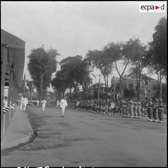 1 Revue des troupes par le prince Monireth, commandant l'Armée khmère. [description provisoire]