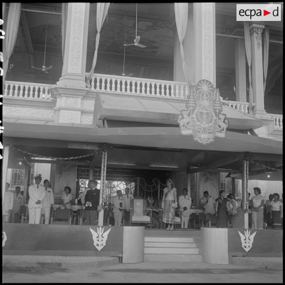 11 à 12 La tribune officielle avec la reine Kossamak du Cambodge et les personnalités. [description provisoire]