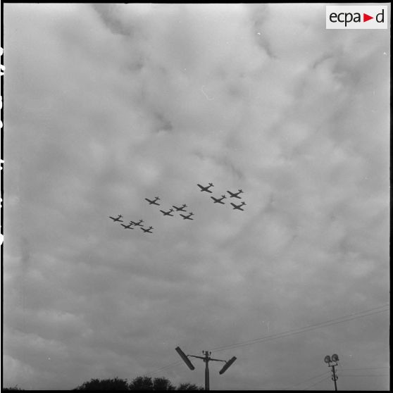 13 Défilé aérien. [description provisoire]