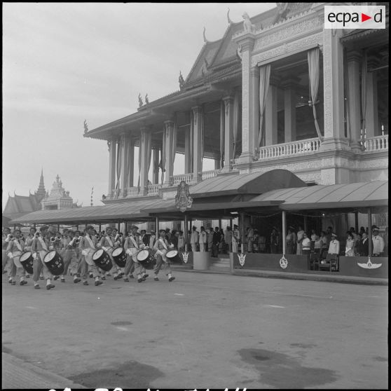14 à 16 La musique de l'Armée khmère ouvre le défilé, suivie des élèves infirmières. [description provisoire]