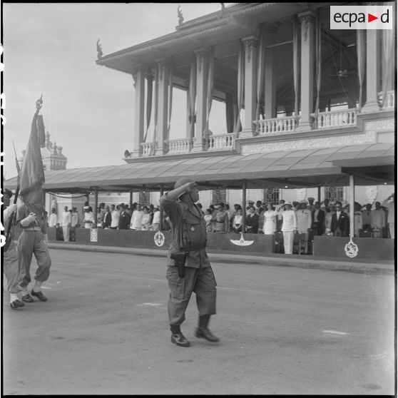 18 à 28 Défilé : élèves officiers, Garde royale, la Marine, parachutistes, bergers allemands avec leur maître. [description provisoire]