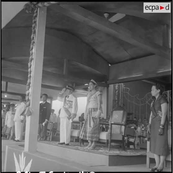 2 à 3 La tribune officielle où ont pris place le roi et la reine du Cambodge, le prince Sihanouk et les autorités. [description provisoire]