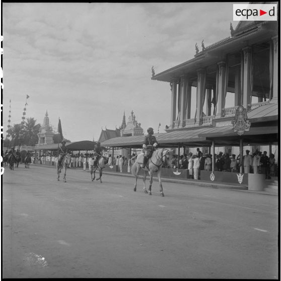 29 à 32 Défilé de la cavalerie royale et des motocyclistes qui ouvrent le défilé motorisé. [description provisoire]