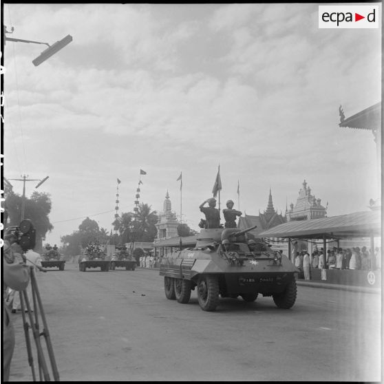 33 Défilé d'automitrailleuses LAC M8 (Light Armoured Car). [description provisoire]