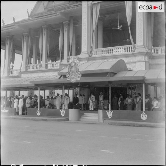 34 La tribune officielle. [description provisoire]