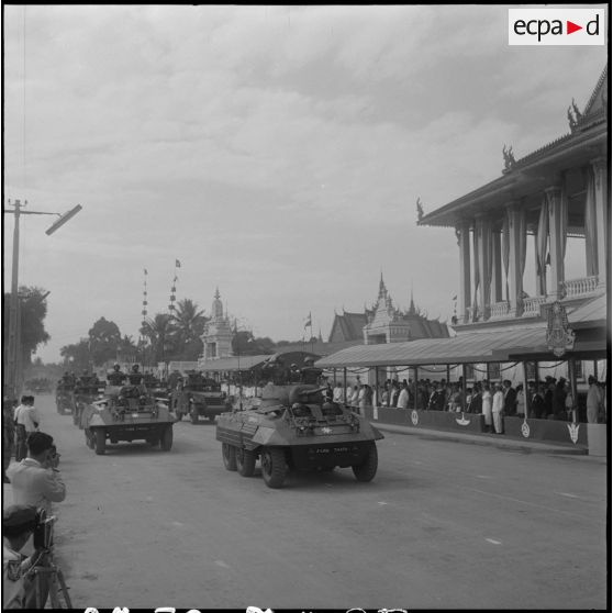 35 Défilé d'automitrailleuses LAC M8 (Light Armoured Car). [description provisoire]