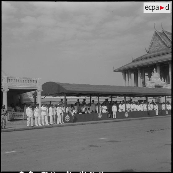 36 Tribune où se tiennent les officiers khmers, français, laotiens et américains, située à droite de la tribune royale. [description provisoire]