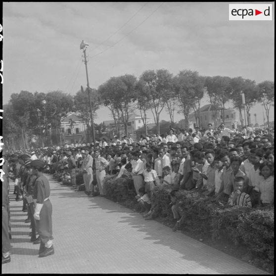 37 La foule amassée sur l'esplanade. [description provisoire]