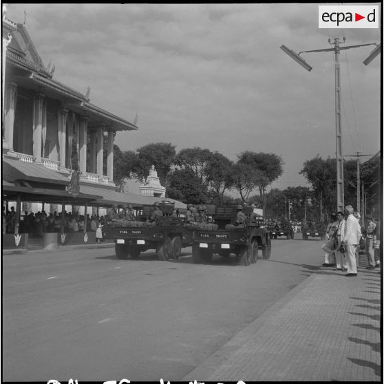 38 à 39 Défilé de camions GMC (6X6 (General Motors Company). [description provisoire]