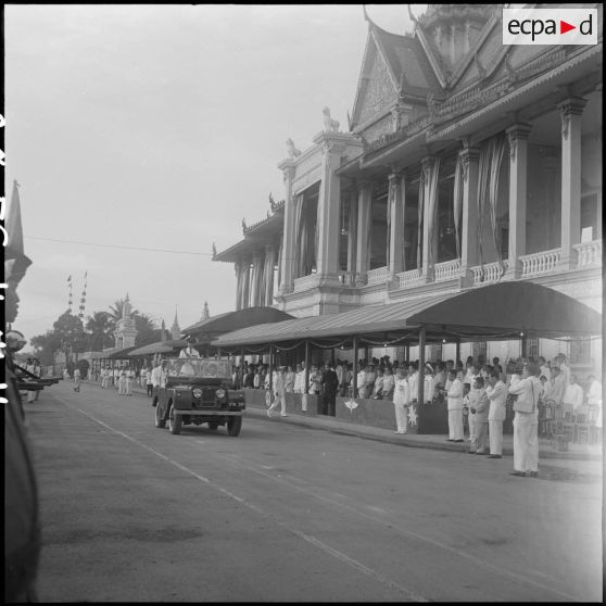 4 à 7 Le roi du Cambodge Suramarit, monté sur une jeep, passe les troupes en revue à proximité du palais royal. [description provisoire]