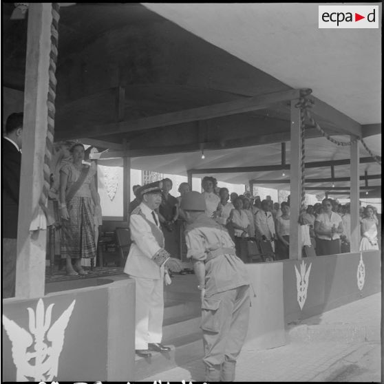 40 à 43 La tribune royale avec le roi du Cambodge Suramarit et l'ex-roi le prince Norodom Sihanouk. [description provisoire]