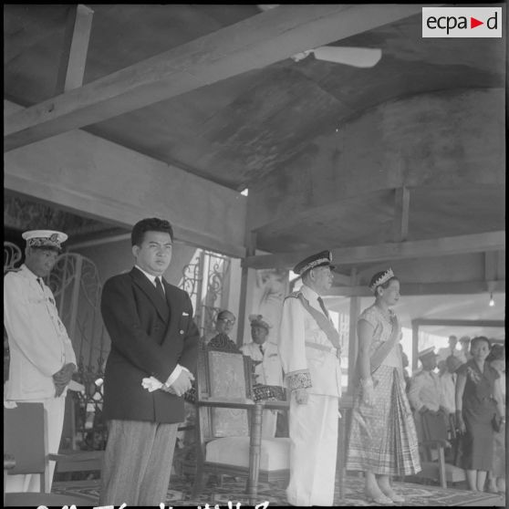 Le roi Norodom Suramarit, la reine Kossamak et Norodom Sihanouk assistent au défilé des troupes de l'ARK (Armée royale khmère) en l'honneur du roi. [description provisoire]