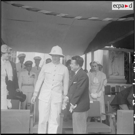 44 à 45 Le prince Sihanouk et les ambassadeurs de Grande-Bretagne et des Etats-Unis, entourés des autorités. [description provisoire]