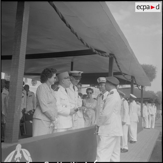 46 Le général Jacquot, commandant en chef en Indochine s'entretient avec le rpince Monireth, de profil. [description provisoire]