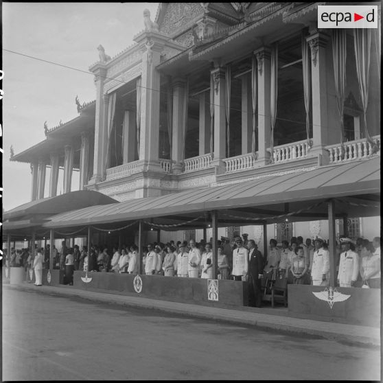 8 Plan d'ensemble de la tribune où ont pris place le roi et la reine du Cambodge, le prince Sihanouk et les autorités. [description provisoire]
