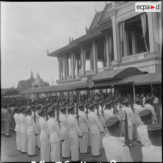 9 à 10 Photographie de groupe des élèves officiers de l'ARK placés face à la tribune officielle. [description provisoire]