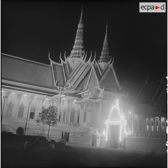 1 Le palais royal illuminé. [description provisoire]