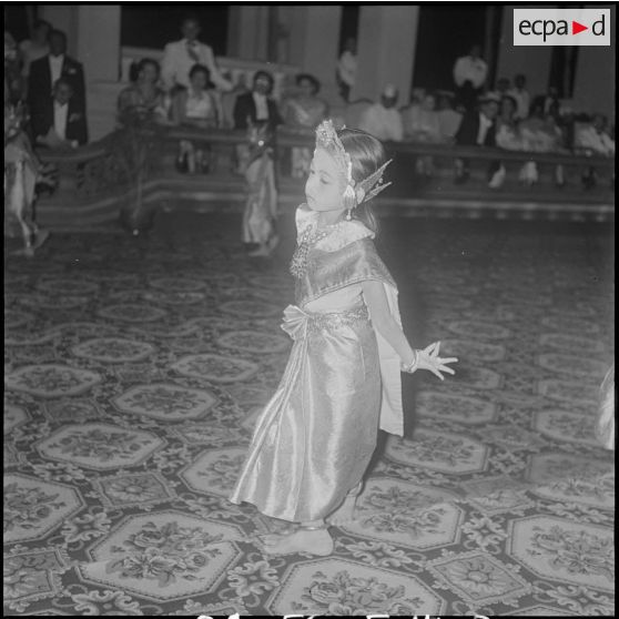 Danse traditionnelle khmère à l'occasion du couronnement du roi du Cambodge : la jeune danseuse qui joue le rôle de la messagère dans le ""ballet des fourmis"". [description provisoire]