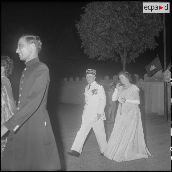 2 à 4 Les personnalités se dirigent vers la salle Chanchhaya pour assister aux feux d'artifice. [description provisoire]