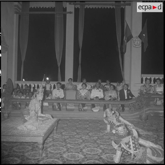 24 à 25 Danse royale : la légende de Preah Anurudh. Divertisssement de la princesse Osa au clair de lune. [description provisoire]