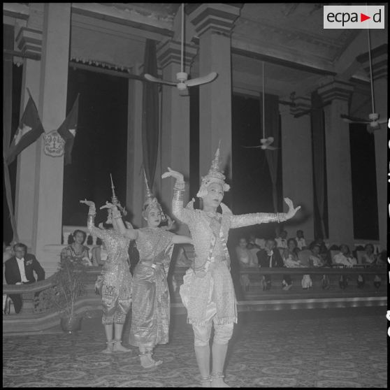 Danse traditionnelle khmère à l'occasion du couronnement du roi du Cambodge. Cette danse relate l'enlèvement de Preah Anurudh par des anges. [description provisoire]