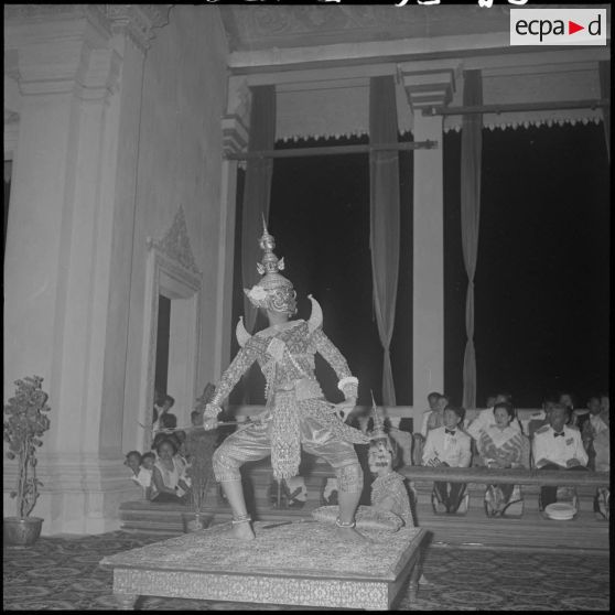 Danse traditionnelle khmère à l'occasion du couronnement du roi du Cambodge : la princesse Osa implore le pardon paternel. Le roi reste insensible à ses prières et finalement rentre dans ses appartements. [description provisoire]