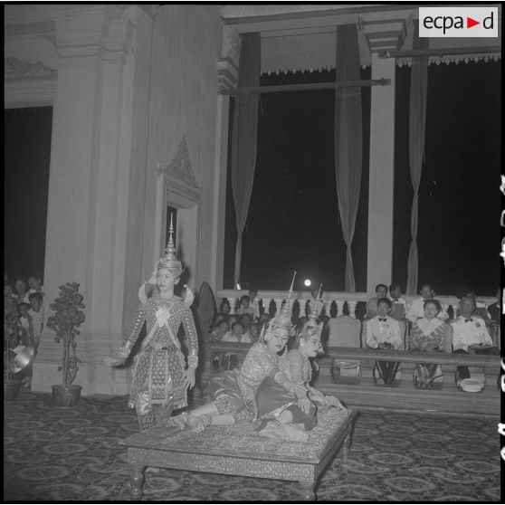Danse traditionnelle khmère à l'occasion du couronnement du roi du Cambodge : pendant le sommeil de la princesse Osa, un ange amène auprès d'elle le prince Anurudh que le destin désigne pour être son époux. [description provisoire]