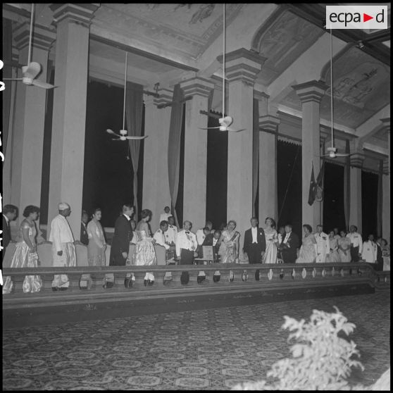 5 Plan d'ensemble des personnalités dans la salle Chanchhaya. [description provisoire]