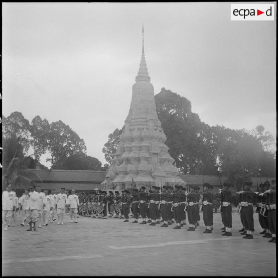 1 Arrivée des hauts-dignitaires du royaume à la pagode d'Argent ; un détachement de la Garde royale rend les honneurs. [description provisoire]