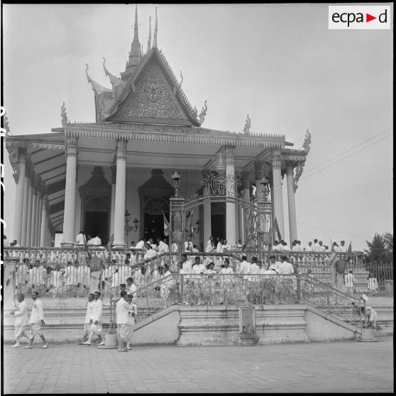 12 Plan d'ensemble de la pagode d'Argent : les hauts-dignitaires sortent de la pagode d'Argent à la fin de la prestation [description provisoire]