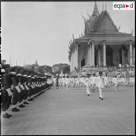 13 à 14 Revue d'un détachement de la Garde royale par le prince Monireth à la fin de la cérémonie de prestation de serme [description provisoire]
