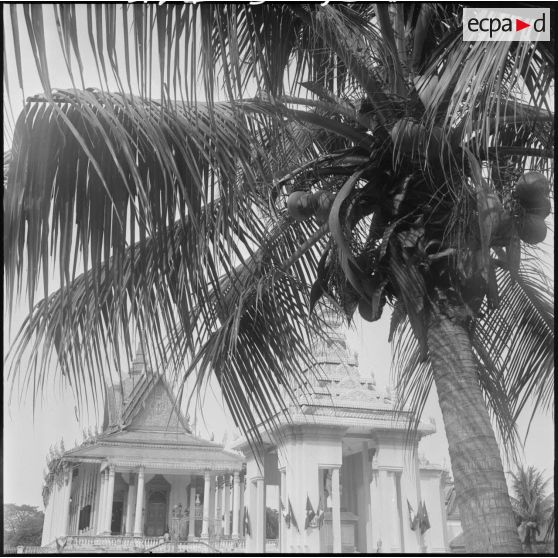 15 Au second plan, la pagode d'Argent où ont eu lieu les cérémonies du couronnement. [description provisoire]