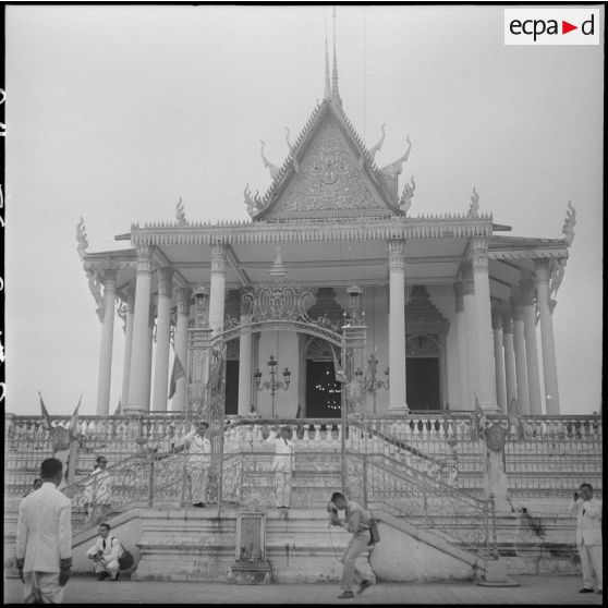 2 Plan d'ensemble de la pagode d'Argent vue de face ; au second plan, le prince Monireth pendant l'hymne national. [description provisoire]