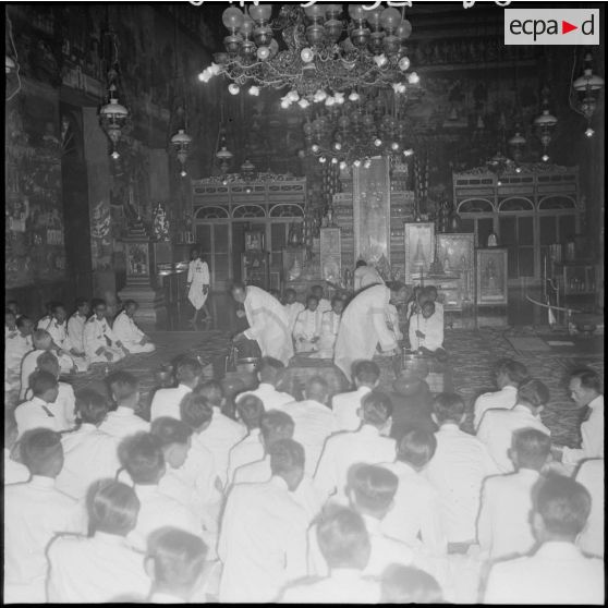 3 à 11 Les diverses phases de la cérémonie de prestation de serment au roi du Cambodge avec le prince Monireth. [description provisoire]