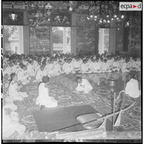 Prestation de serment au roi du Cambodge à la Pagode d'argent. [description provisoire]