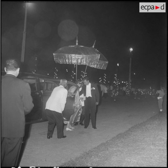 12 à 14  Arrivée du roi et de la reine du Cambodge. Le roi Suramarit et la reine Kossamak pendant l'hymne national. [description provisoire]