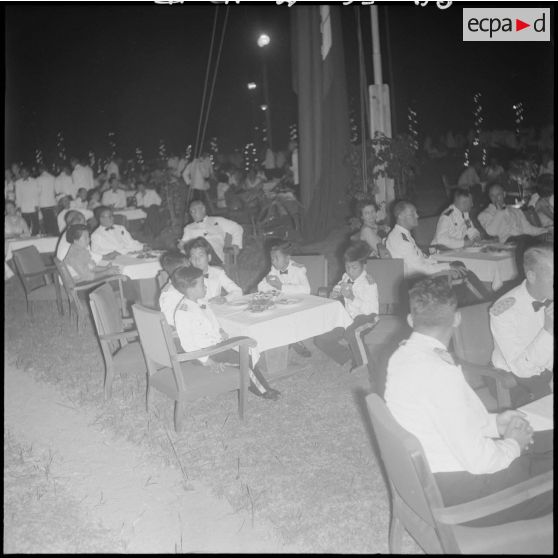 15 à 16 La table des petits princes. La table du vice-amiral Jozan et du général Jacquot. [description provisoire]
