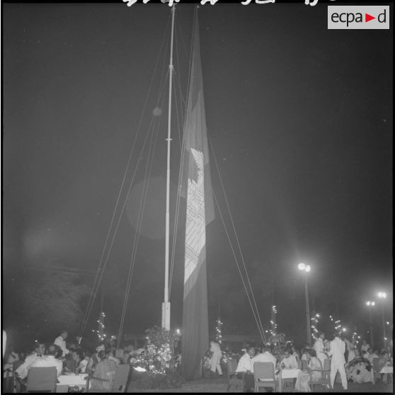 17 à 18 Un immense drapeau illuminé a été placé au centre du parc du palais royal. Le parc illuminé. [description provisoire]