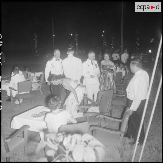 19 à 21 Le vice-amiral Jozan, le général Jacquot, les princes Sihanouk et Monireth, M. Gorce en conversation. [description provisoire]