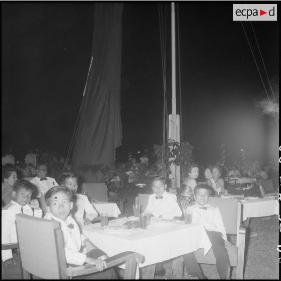 23 à 27 Tables des invités à la garden party. [description provisoire]